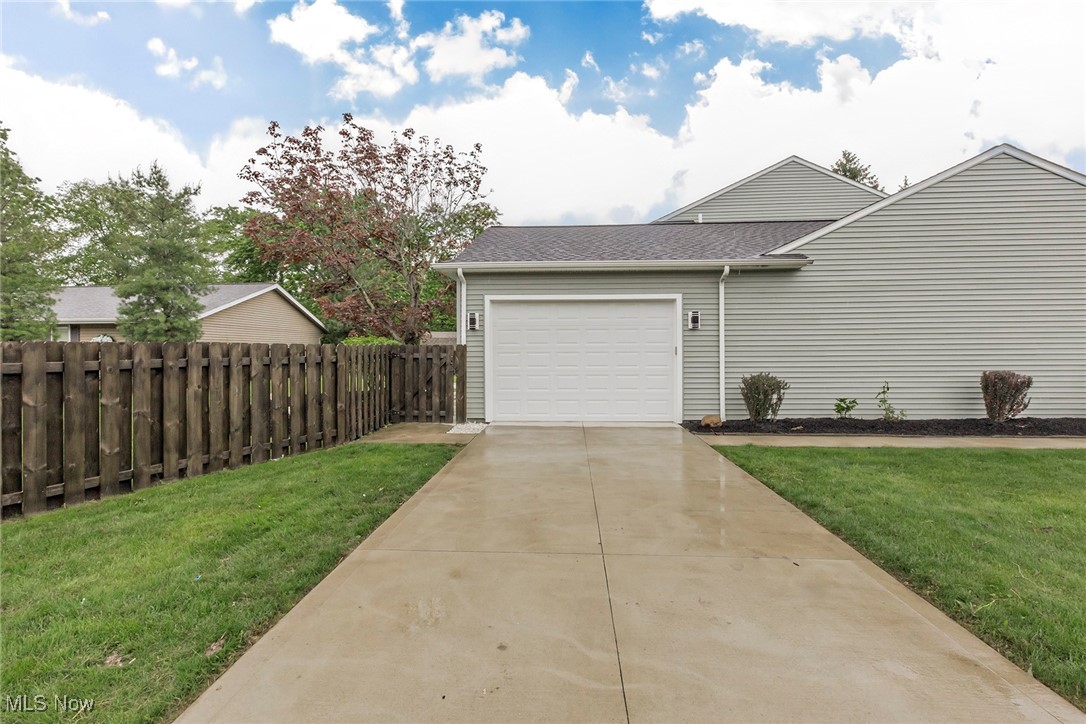 13179 Fairwinds Drive, Strongsville, Ohio image 3