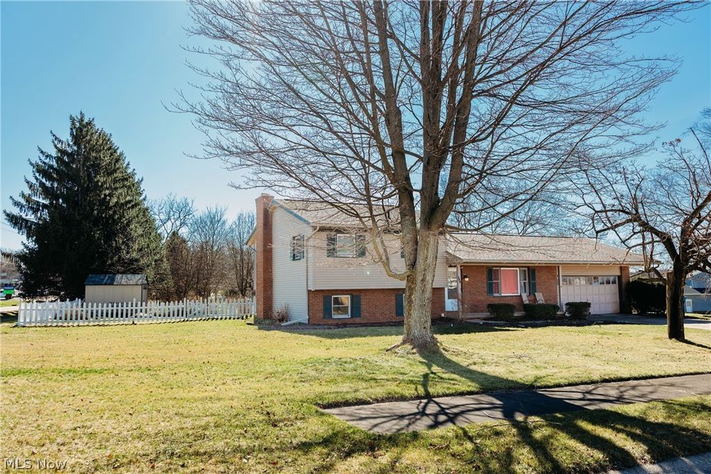 Photo of 700 Denshire Drive NW, Canal Fulton, OH 44614 (MLS # 5193467)