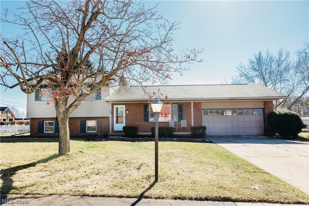 Photo of 700 Denshire Drive NW, Canal Fulton, OH 44614 (MLS # 5193467)