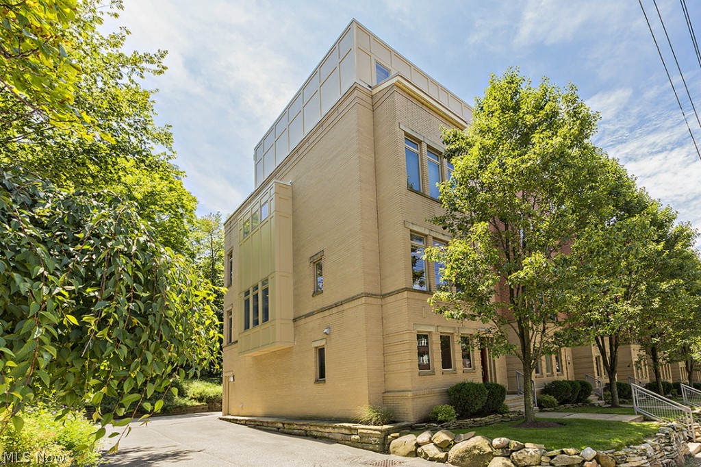 Cedarmount Condo Ph 03 - Residential