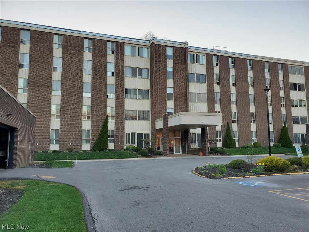 Fantastic opportunity for a 3 bed, 2 full bath condo at beautiful Silver Lake Towers. This condo offers an open floor plan, three season sunroom, eat in kitchen with plenty of cabinet and counter space. Condo does need new flooring and paint. Newer electrical panel.
Garage space #84 included. Storage Space #105.
Monthly fee covers ALL utilities (heat, electric, water, sewer, trash, cable, WIFI, landscaping, use of the heated pool and exercise room, Pickle Ball and Bocce Ball Court, and activities.