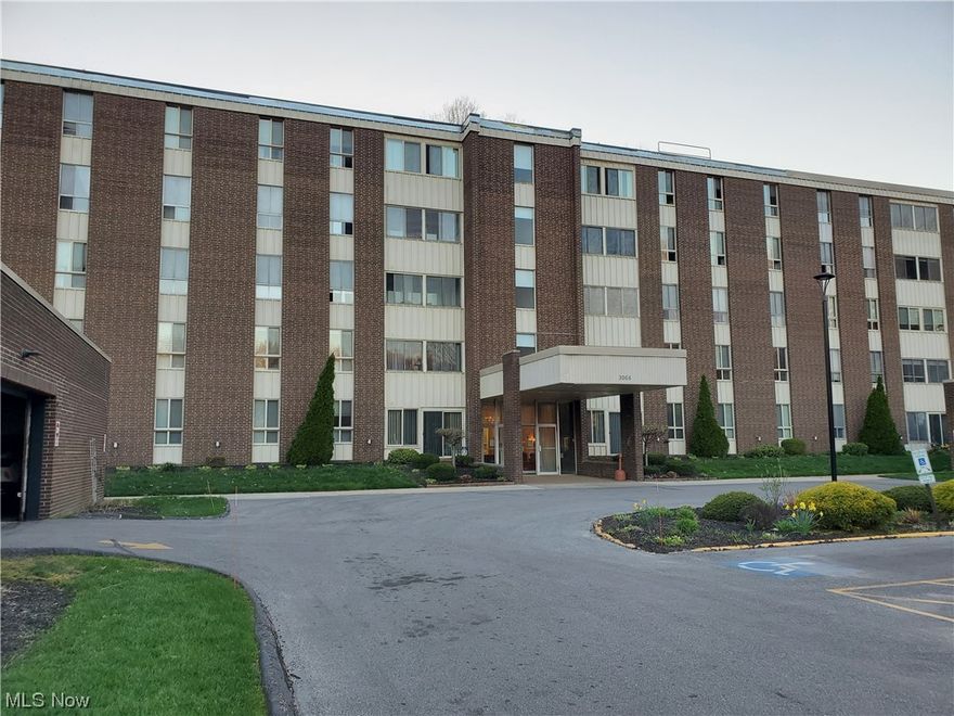 Fantastic opportunity for a 3 bed, 2 full bath condo at beautiful Silver Lake Towers.  This condo offers an open floor plan, three season sunroom, eat in kitchen with plenty of cabinet and counter space.  Condo does need new flooring and paint.  Newer electrical panel.
Garage space #84 included.  Storage Space #105.
Monthly fee covers ALL utilities (heat, electric, water, sewer, trash, cable, WIFI, landscaping, use of the heated pool and exercise room, Pickle Ball and Bocce Ball Court, and activities.