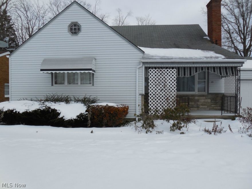 Exceptional well cared for and loved 3 bedroom 2 bath family home within walking distance to Hubbard schools and shopping. Residence features a spacious open kitchen with cupboards galore. Huge upstair bedroom with built-in desks and storage would be a fabulous master suite. Freshly painted, newer furnace, and move in ready. Great fenced in backyard.  Home will not last and priced for a very quick sale. Call today before it is GONE.