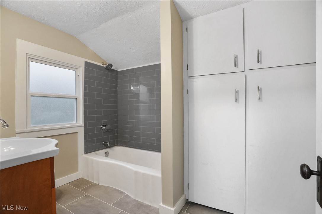 Kiwanis Lake - Residential