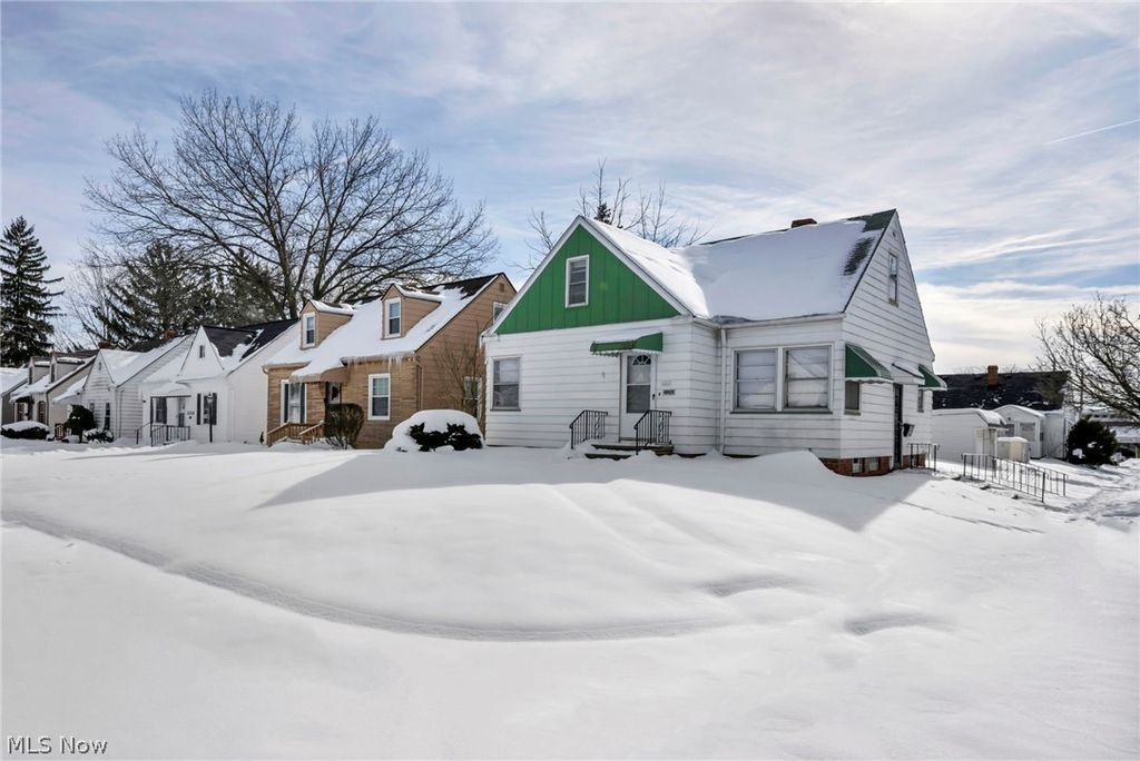 Photo of 21202 Gardenview Drive, Maple Heights, OH 44137 (MLS # 5186091)