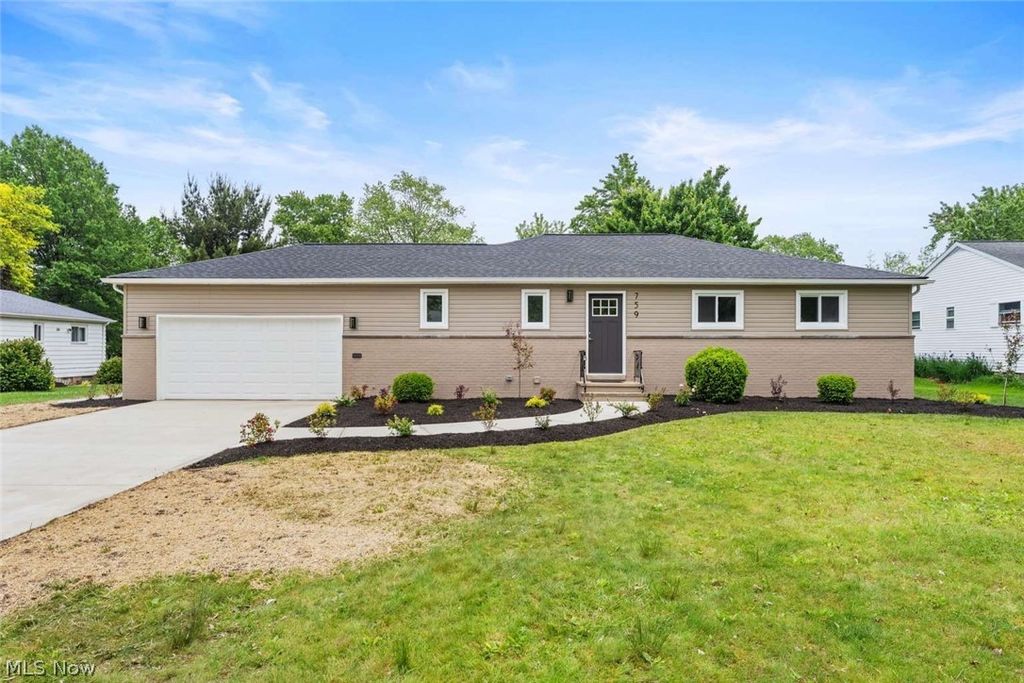 Photo of 759 Cheriton Drive, Highland Heights, OH 44143 (MLS # 5213845)