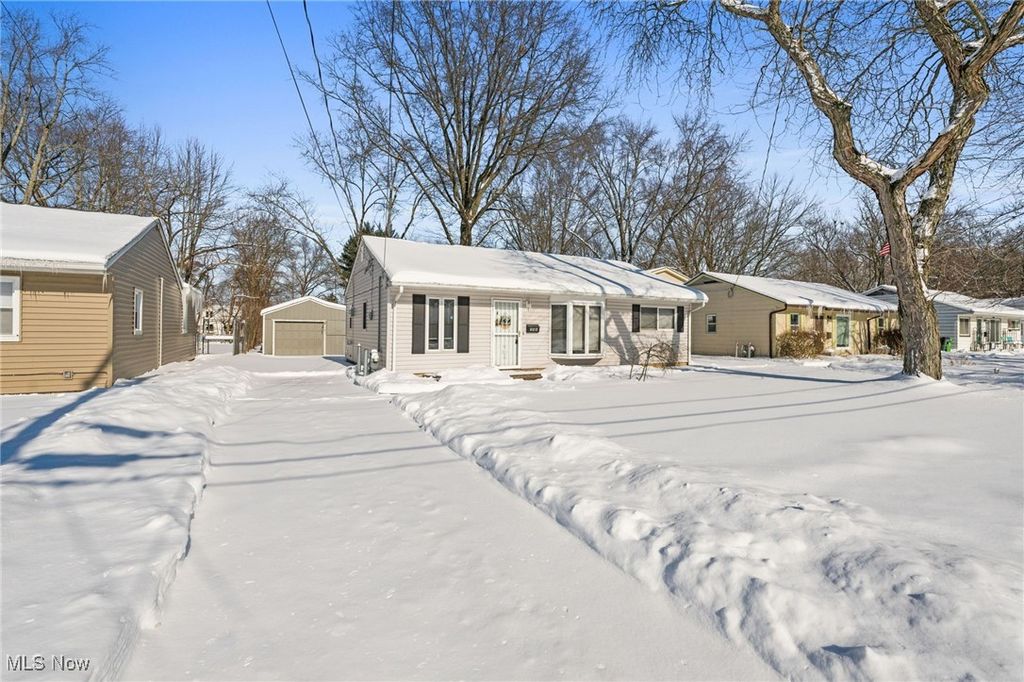 Photo of 246 Kempton Dr, Berea, OH 44017 (MLS # 5183978)
