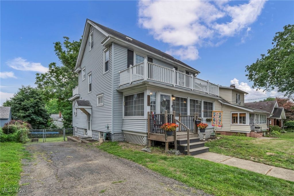 Photo of 308 E Baird Avenue, Barberton, OH 44203 (MLS # 5176637)