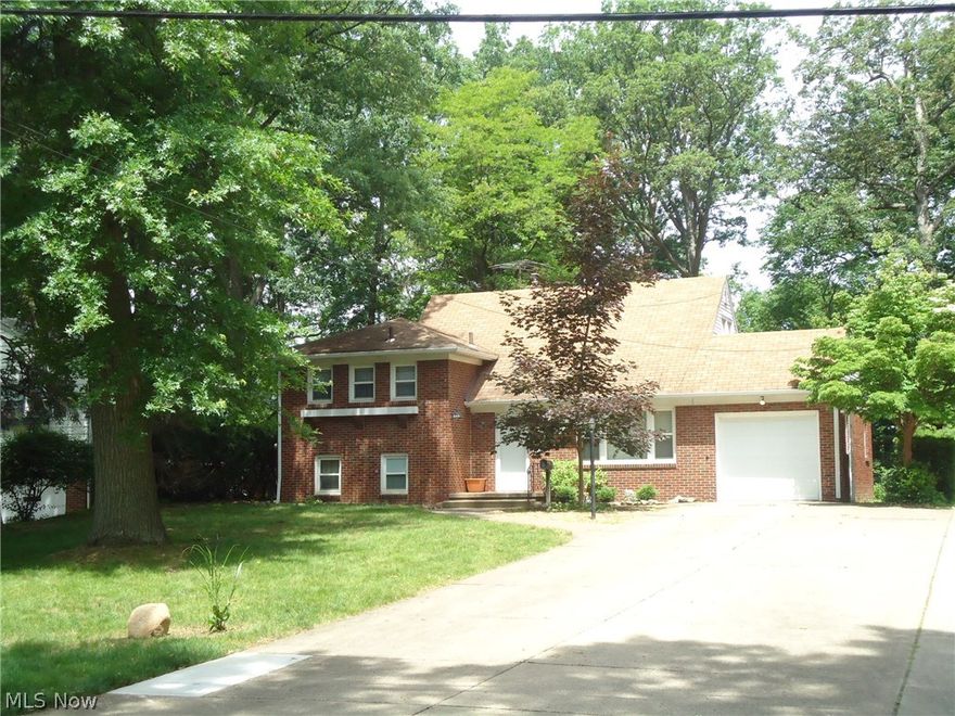 Hard to find Riverfront home in desirable River Estates location!  Park-like setting with beautiful views from inside and out!   Spacious  living room with picture windows leading out to a large concrete patio.......a perfect place for entertaining or relaxing while overlooking the treed lot with river views.   Updated kitchen with laminate flooring.  Newer windows and entry door.  Natural wood trim and hardwood flooring under carpets.  Double closets in 1st floor bedrooms.  Walkout basement with half bath and cedar closet.  Updated electric service and newer high efficiency furnace with humidifier.  Fabulous 62' x 241' wooded lot with path leading down to a deck with built in benches....a great place to fish, enjoy the beauty of nature or launch your boat!!  Close to shopping, parks, entertainment and freeway.
Call today to schedule your private showing.