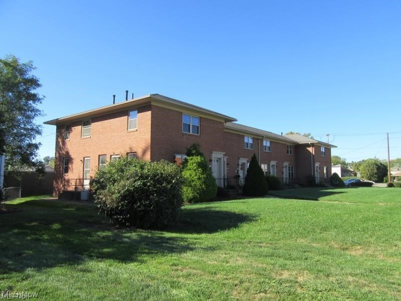 1 bedroom, 1 bath apartment located on bottom level. Washer and dryer hook ups with storage space located in the back basement area. Off street parking, with option of renting covered parking for $50/month. No pets permitted. Tenant pays electric, gas, water, sewer and trash. All applicants subject to credit and background check.
