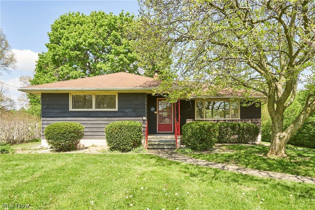 Photo of 647 Killian Road, Coventry, OH 44319 (MLS # 5206105)