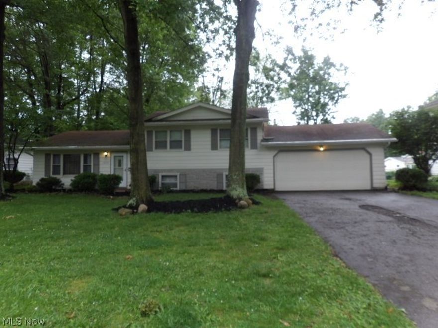 This 3 Bedroom/1.5 Bath is located in Austintown.  Living room, dining room, kitchen and basement with washer/dryer hookups.  There is a 2 car attached garage.  Monthly rent is $1000.00 plus all utilities.  Full deposit and first months rent required.  No smoking or pets permitted.