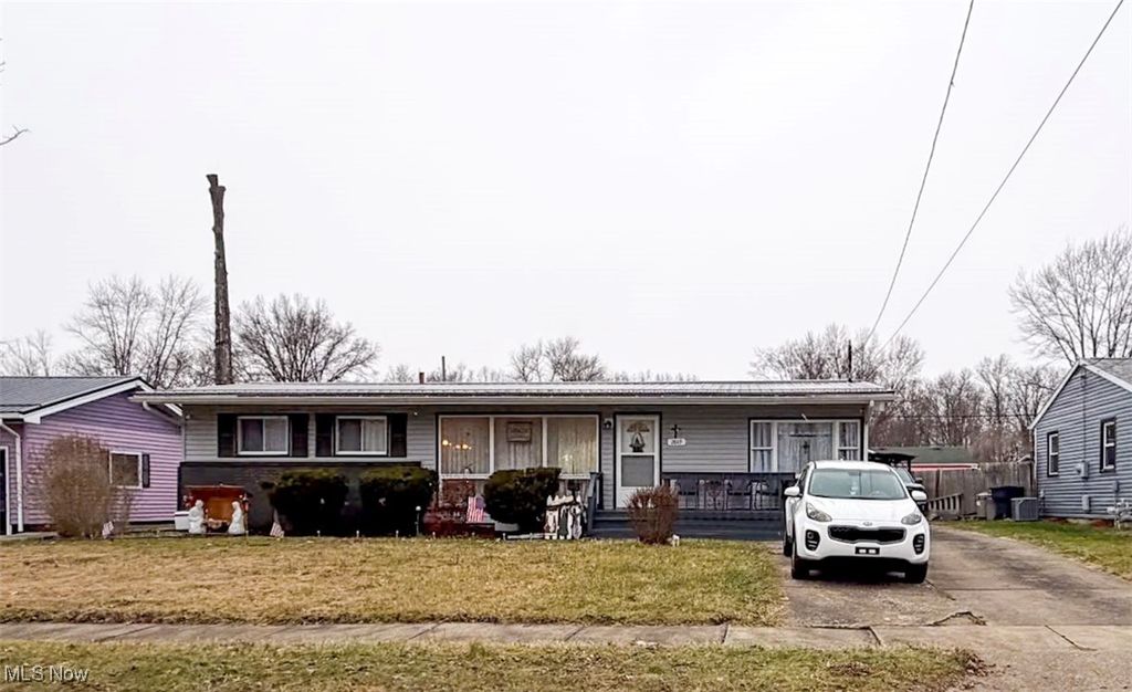 Photo of 2849 Montgomery Avenue NW, Warren, OH 44485 (MLS # 5178550)