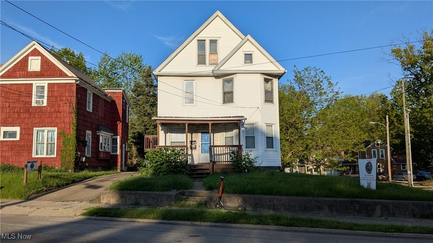 Investors! University of Akron Duplex fully occupied bringing in $1575 monthly. Close to Route 8, I76 and Summa Health. This location is close to everything. Minutes to downtown. The two neighboring multi-families are also available. Portfolio??? MLS 5121238 and 5120980. Grap your favorite Realtor and check this money maker out!