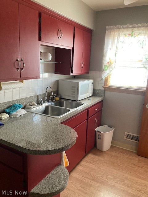 Main image without alt text