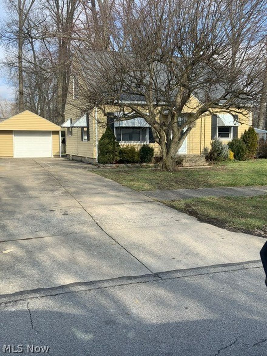 A  bedroom, move-in ready gem on the NW side of Warren is available today! Don't miss out on this newly updated home. Updates include: new flooring, carpet & paint. A brand new, beautiful bathroom brings all the updates together. Call today for your private showing, this one won't last!