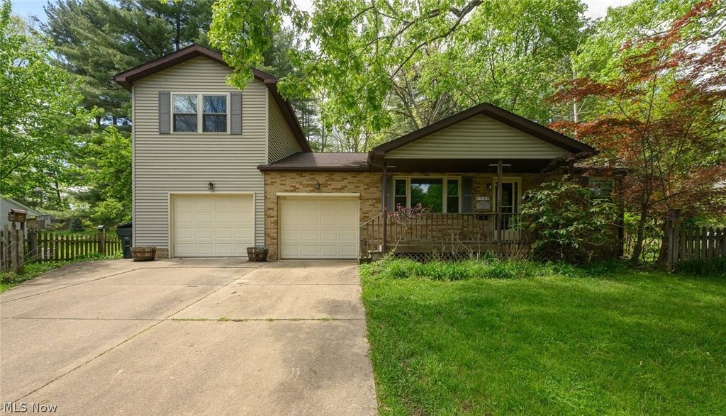 Photo of 905 Pineview Avenue SE, North Canton, OH 44720 (MLS # 5208379)