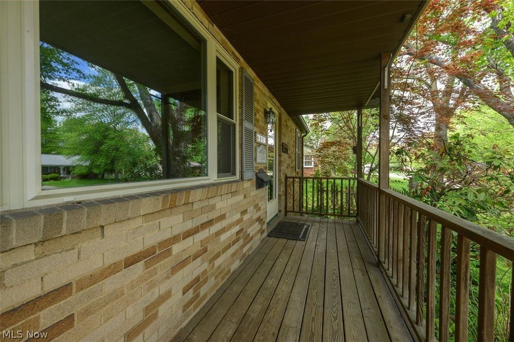 Photo of 905 Pineview Avenue SE, North Canton, OH 44720 (MLS # 5208379)