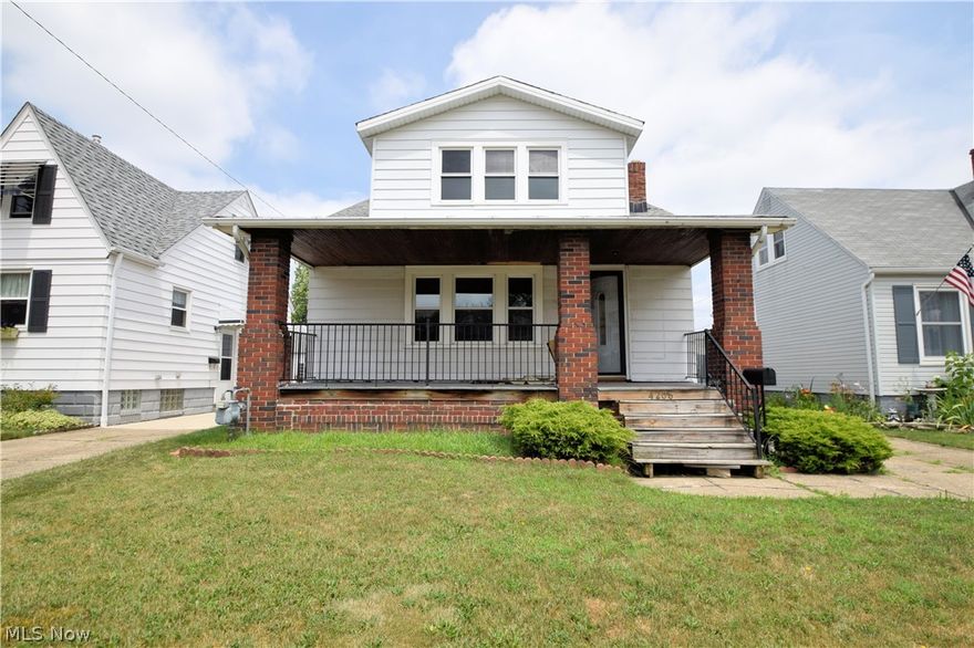 Huge western bungalow with tons of charm. Built in cabinets in living room and dinning room, large master suite and more! Needs some modernizing and few projects completed! A great investment opportunity! Schedule to see today! Selling AS IS!