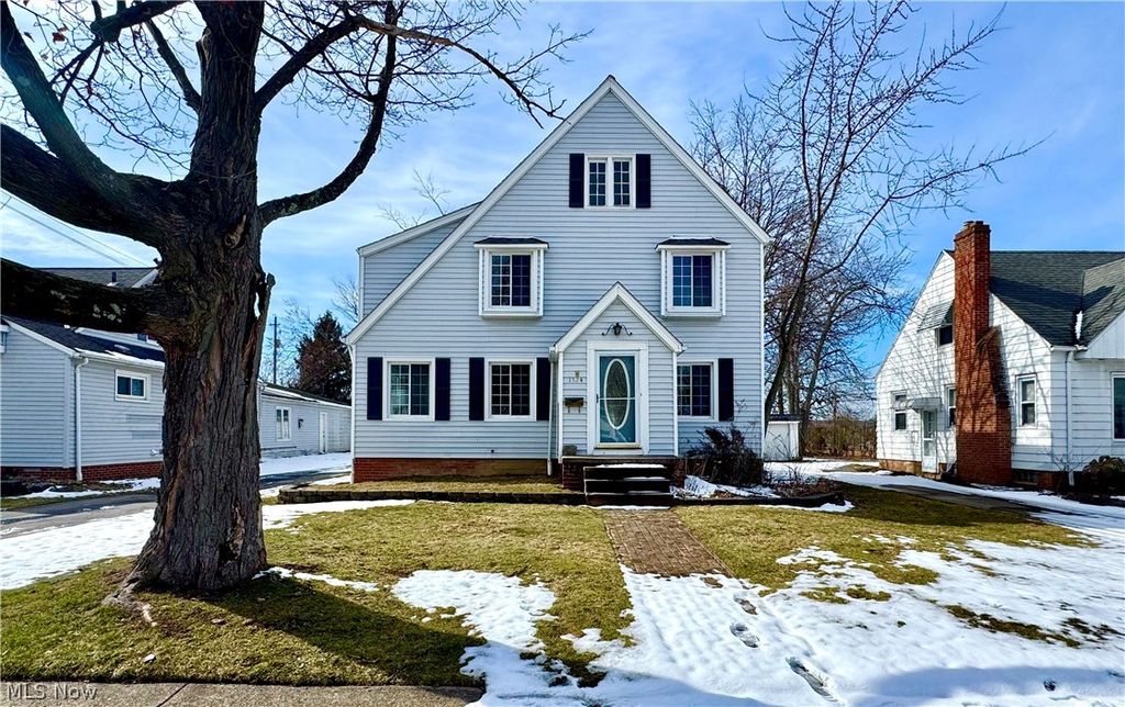 Photo of 1524 Jaeger Drive, Lyndhurst, OH 44124 (MLS # 5189555)