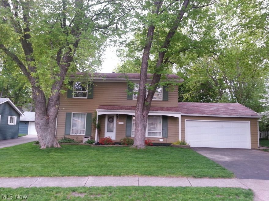 Wonderful family home in Ivy Park! Four large bedrooms, 1 1/2 baths. Owners removed center wall and opened up the great room to the family room, dinette and kitchen. Fully applianced kitchen with newer oak cabinetry. Back door leads to a nice, wooded and fully fenced back yard. Wood deck with built in seating and brick paver walkway leads to the front of the home!  Beautifully maintained, neutrally decorated! 2 car garage. Many updates! Move in Ready!!