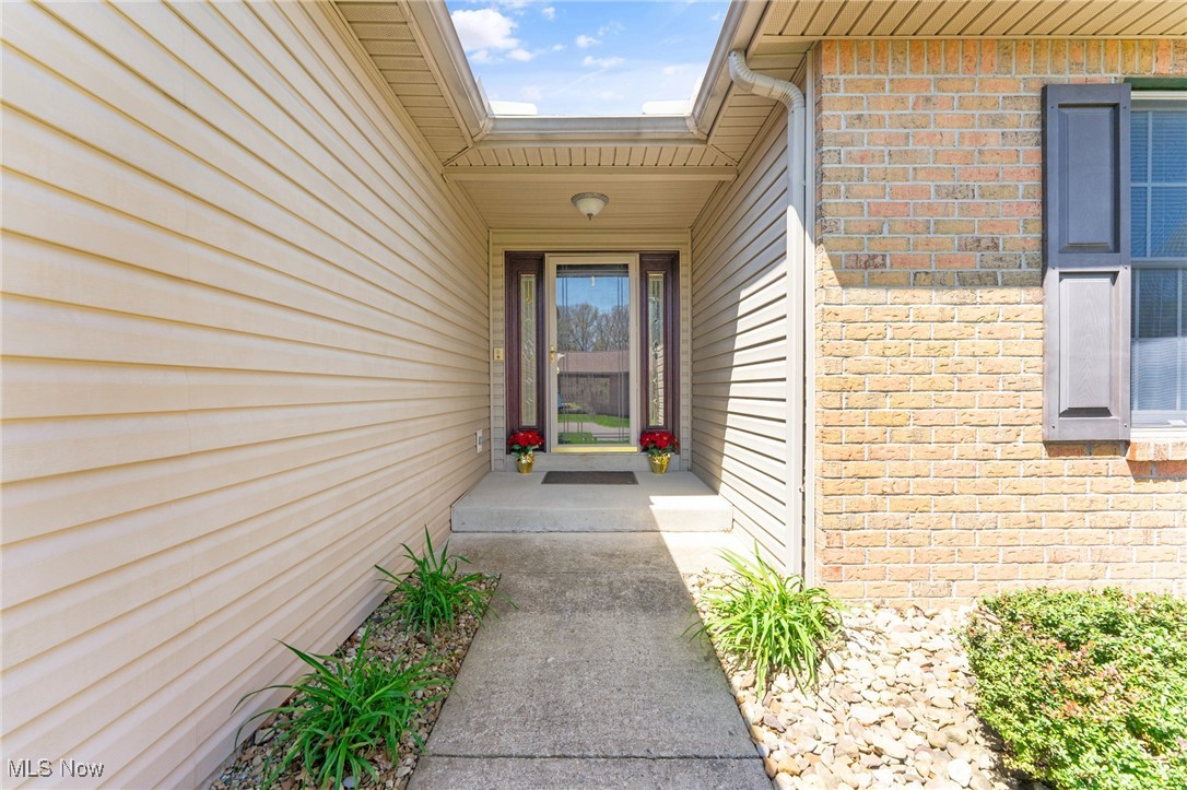 409 Pin Oak Place, Campbell, Ohio image 2