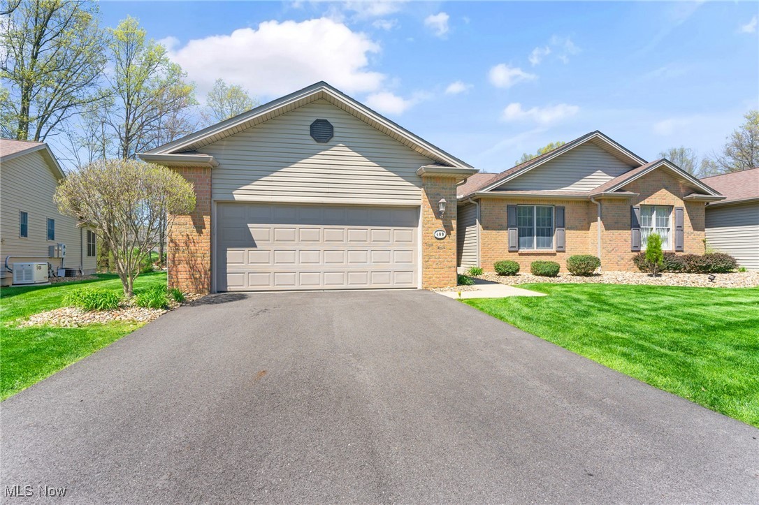 409 Pin Oak Place, Campbell, Ohio image 1