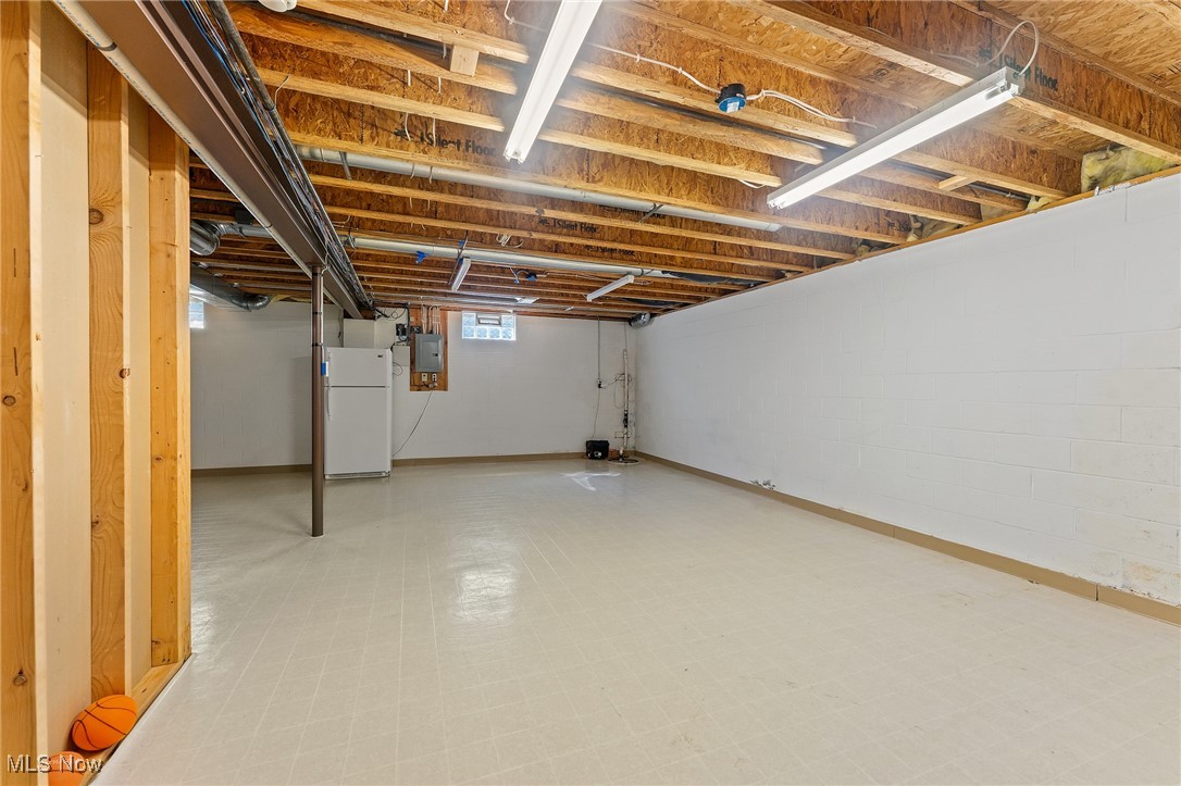 409 Pin Oak Place, Campbell, Ohio image 31