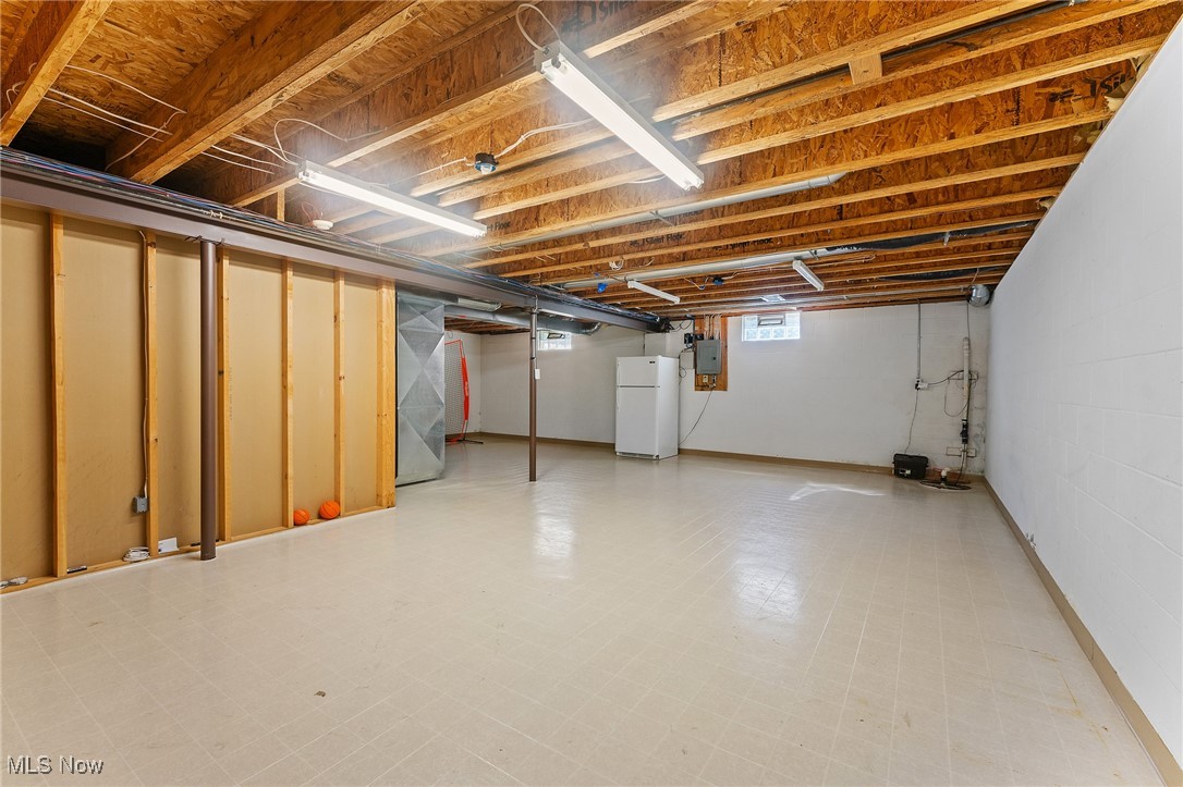 409 Pin Oak Place, Campbell, Ohio image 32
