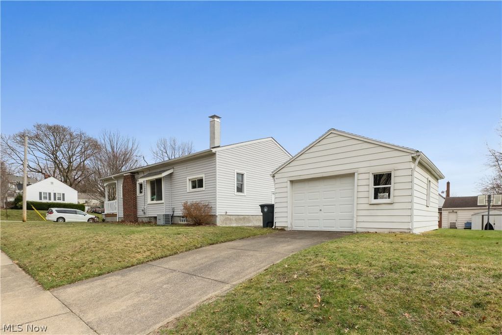 Photo of 250 Morningview Avenue, Akron, OH 44305 (MLS # 5192848)