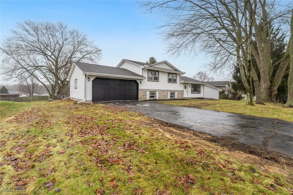 Photo of 3375 Darbyshire Drive, Canfield, OH 44406 (MLS # 5180320)