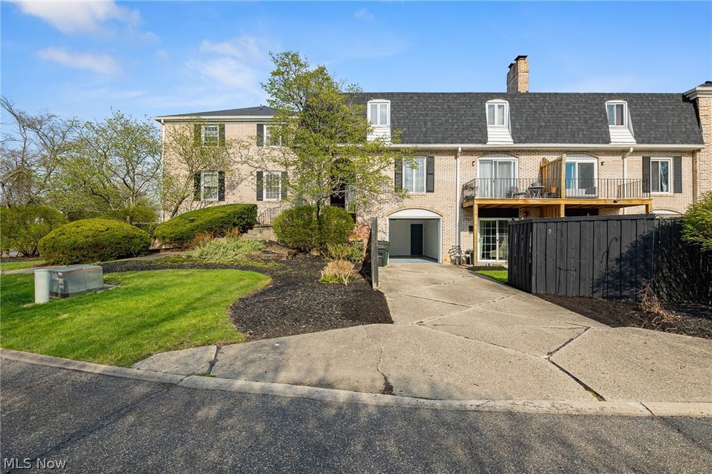 Photo of 824 S Chillicothe Road #5, Aurora, OH 44202 (MLS # 5198578)