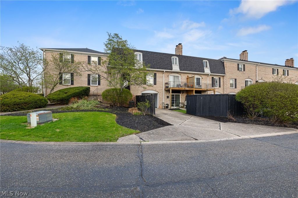 Photo of 824 S Chillicothe Road #5, Aurora, OH 44202 (MLS # 5198578)