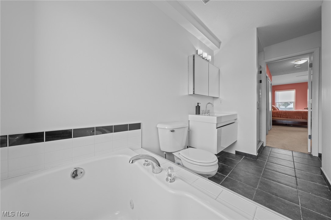 Cleveland, Ohio 44113, United States, 2 Bedrooms Bedrooms, ,2 BathroomsBathrooms,Residential,Active,254790