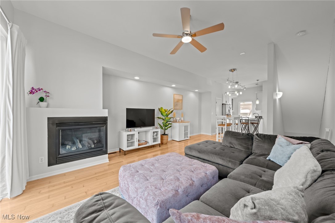 Cleveland, Ohio 44113, United States, 2 Bedrooms Bedrooms, ,2 BathroomsBathrooms,Residential,Active,254790