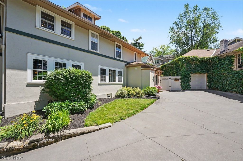 Photo of 27 Borton Avenue, Akron, OH 44302 (MLS # 5222024)