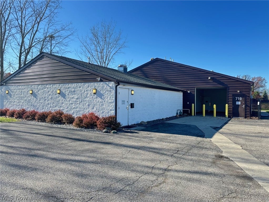 719 Sugar Ln, Elyria, OH 44035