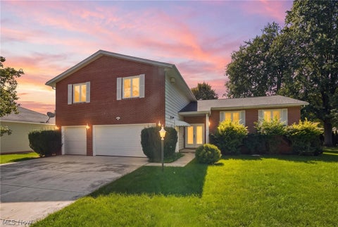 Photo of 15559 Cottonwood Oval, Middleburg Heights, OH 44130 (MLS # 5254353)