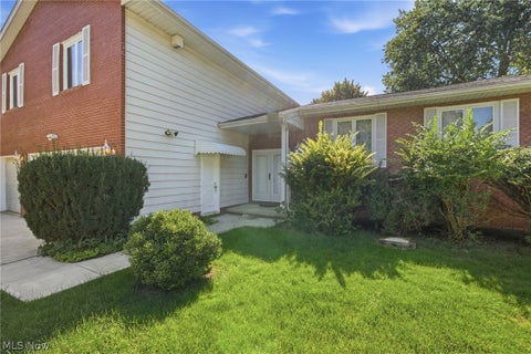 Tiny photo for 15559 Cottonwood Oval, Middleburg Heights, OH 44130 (MLS # 5254353)