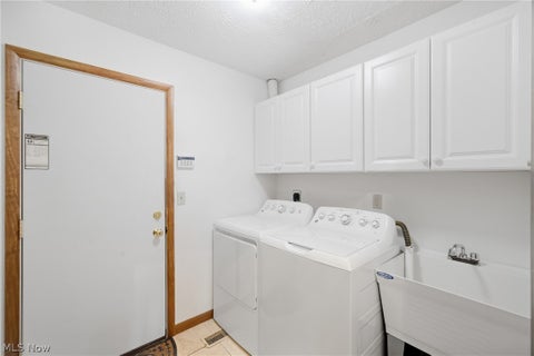 Tiny photo for 15559 Cottonwood Oval, Middleburg Heights, OH 44130 (MLS # 5254353)