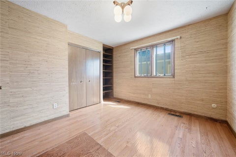 Tiny photo for 15559 Cottonwood Oval, Middleburg Heights, OH 44130 (MLS # 5254353)