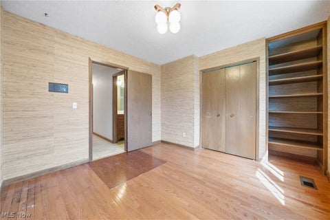 Tiny photo for 15559 Cottonwood Oval, Middleburg Heights, OH 44130 (MLS # 5254353)