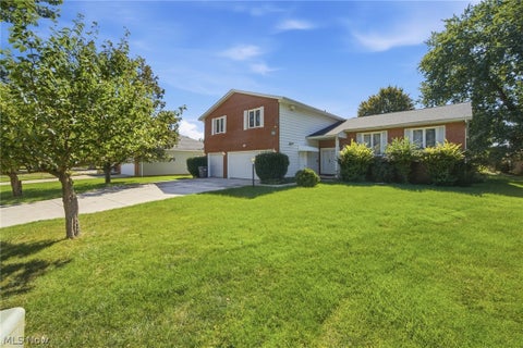 Tiny photo for 15559 Cottonwood Oval, Middleburg Heights, OH 44130 (MLS # 5254353)