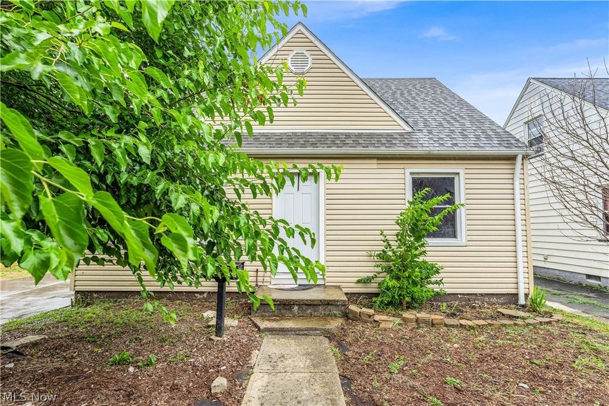 12920 Leeila Ave, Cleveland - Spacious 4 bed 1 bath single family home! //

$ 1165 rent / $ 1165 deposit //
$49 application fee per adult //
1-2 pets OK with approved PetScreening and PetFee.(Some breed restrictions apply per HUD guidelines). //
NO SMOKING //
1 time $149 non-refundable set up fee paid at lease signing //
 
$30/month required resident benefit package; can include personal property/liability insurance for an additional $5/month for $35/month total //

All applicants are required to fill out a PetScreening application, found on our website directly on the application before being processed. Even if you have NO pets - this application must be filled out. One time, non-refundable pet fee of $200-500 per animal applies to all pets & must be paid prior to or when you pay your first month rent. (No fee for qualified assistance animals). //

Our application is processed through secure site: Findigs, and they require ID and income verification. Without this, your application will not be processed. They offer 24/7 chat support on their application directly if you have any questions. //

BEDROOMS: 4 //
BATHROOMS: 1 //
APPLIANCES PROVIDED: Fridge //
UTILITIES / RESIDENT RESPONSIBILITY: Residents are responsible for all utilities including: water/sewer/trash, gas & electric and are responsible to maintain lawn care, maintenance & snow removal. //

Serious inquiries only.