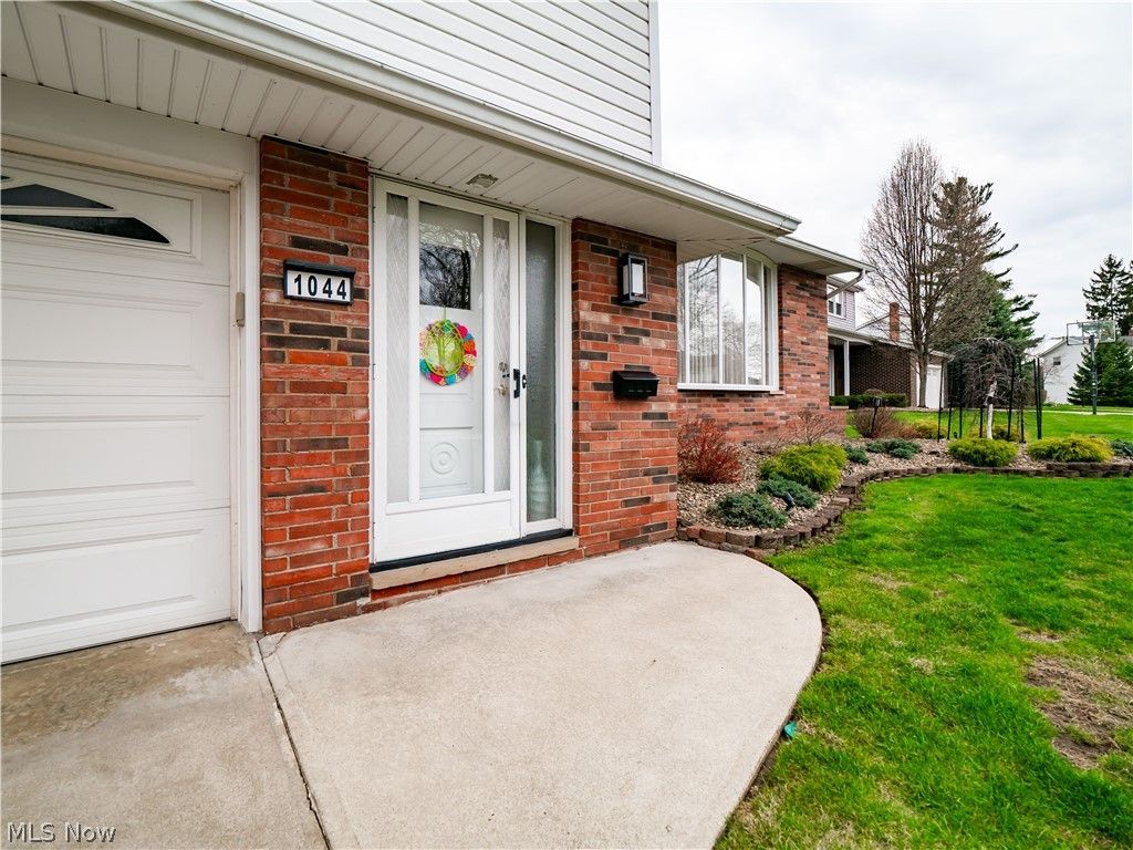 Photo of 1044 Joy Oval, Seven Hills, OH 44131 (MLS # 5197611)