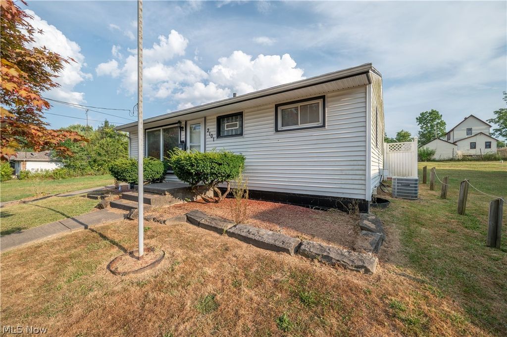 Photo of 2101 Cherry Hill Avenue, Youngstown, OH 44509 (MLS # 5196894)