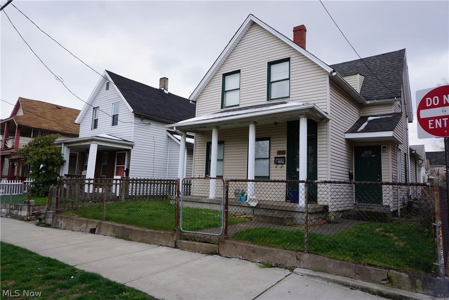 Time to own your Tremont double! Conveniently located on the corner of Literary and Thurman - right in the center of Tremont!
Parking lot for 6 vehicles. Roof replace in 2007 and hot water tank down November 2019. Close to all the action with nearby popular
bars and restaurants. Well manicured parks nearby to enjoy the outdoors as well. The down unit has an additional 5 x 12 room that can
either be used as a small bedroom or walk in closet, current tenant using as a walk-in.