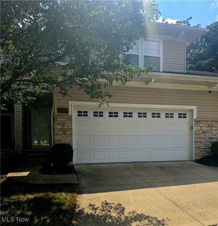 Spacious Seven Hills Townhouse, Great Location! Nice Open Floor Plan, Three Bedrooms & 2.5 Baths. First Floor Features a Bright Open Living Room With High Ceilings, Wall Of Windows, and Gas Fireplace. Nice Kitchen & Dining Area With Slider Doors Out to Private Patio, Breakfast Bar, Ample Cabinetry, Pantry & Included Appliances (Dishwasher, Stove & Refrigerator). A Half Bath, Laundry Room & 2 Car Attached Garage Complete
The Main Level. Upstairs Features a Large Master Bedroom With it's Own En-Suite Bathroom With a Large Walk
In Closet, Double Sinks, Soaking Tub & Separate Shower. Two Additional Bedrooms & a Full Hallway Bath Complete The Upstairs. Spacious Unfinished Basement Offers Excellent Storage Or Potential For Finishing.
Convenient Location, Close to Shopping, Restaurants, Highways, Bus Lines, Must See!!