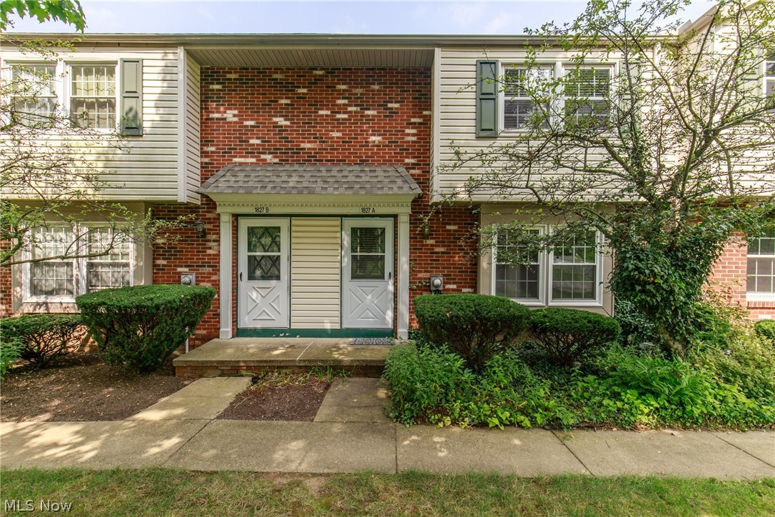 An exceptional Huntington Park townhouse with an attached garage. This 3 bed, 1.5 bath unit has many updates. The updated kitchen has granite counter tops, custom cabinets, and stainless steel appliances. A large living room opens to the formal dining room. The bedrooms are good sized, with a large master.
The lower level, off of the garage, is a wonderful mud/laundry room. Huntington Park offers a pool, tennis courts, a pond, and ample green space.