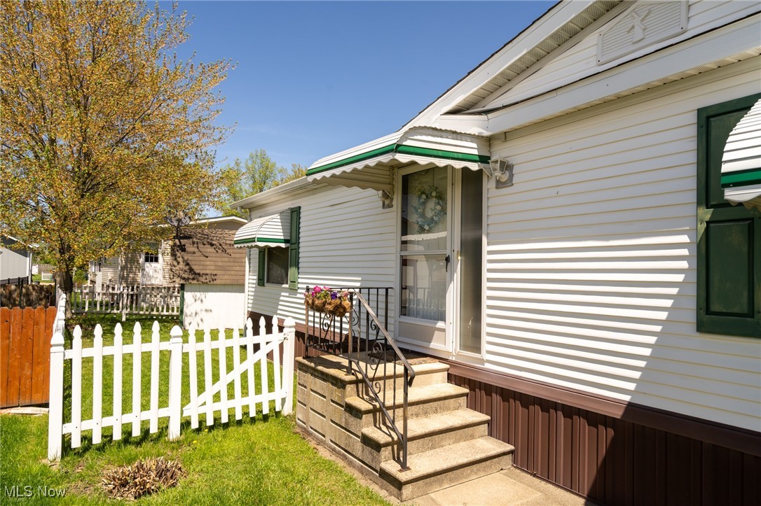 201 Pin Oak Circle, Elyria, Ohio image 1